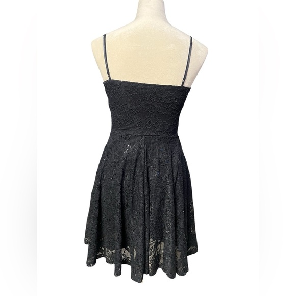 WinDSOr Sweet And Flirty Sequin
Lace Skater Dress - Picture 4 of 9